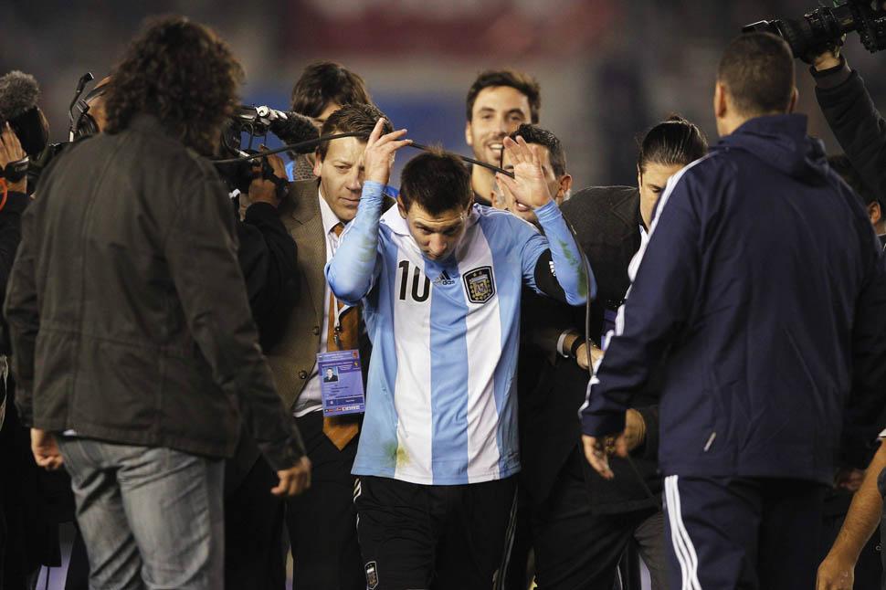 Esquivando los cables de las cámaras, Leo Messi deja la cancha. REUTERS/Marcos Brindicci