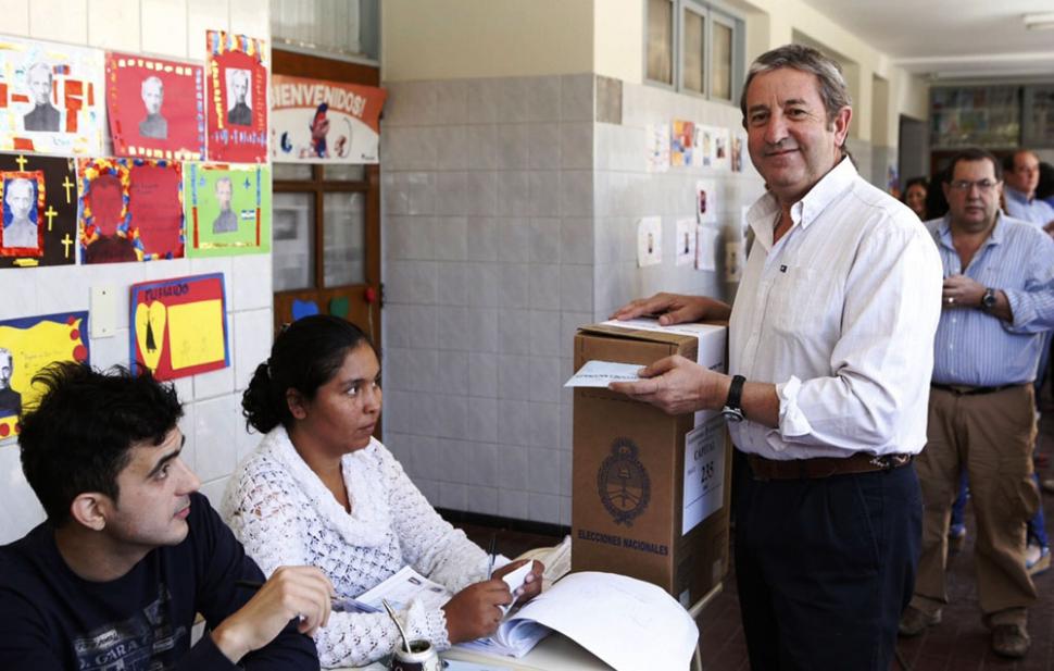 JULIO COBOS  VOTA EN LA ESCUELA NADINO DE LA CIUDAD DE MENDOZA. FOTO:DYN