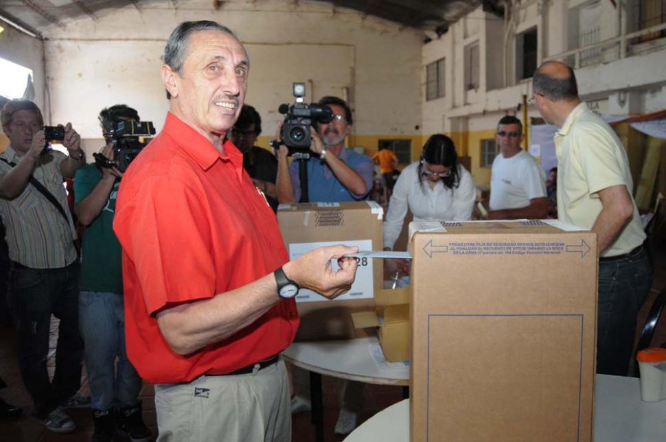 El ex gobernador y candidato a diputado nacional Jorge Obeid, emitiendo el voto. Foto: Luis Cetraro/Télam/jc
