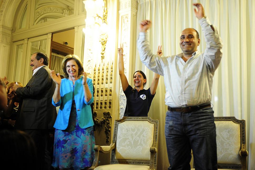 Alperovich juanto a los diputados electos del Frente para la Victoria. LA GACETA / Foto de Jorge Olmos Sgrosso