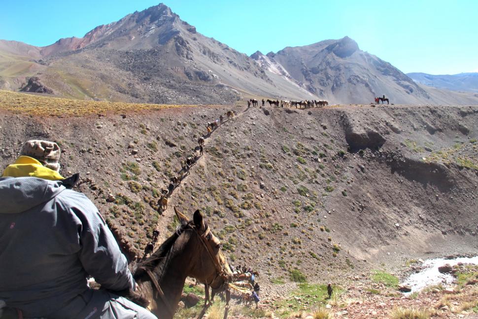 De trepadas y bajadas están hechos los senderos de la cordillera de los Andes. Y el paso El Portillo-Piuquenes no es la excepción a dicha regla.