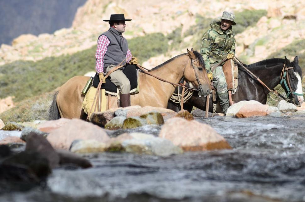 Arroyos y ríos caudalosos sorprenden a los expedicionarios durante el camino. Los caballos aprovechan el surco de agua para saciar la sed.