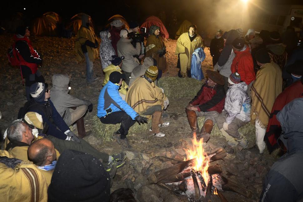 El fogón ameniza la noche en el refugio Scaravelli. La fotografía muestra a un actor mendocino interpretando a San Martín.