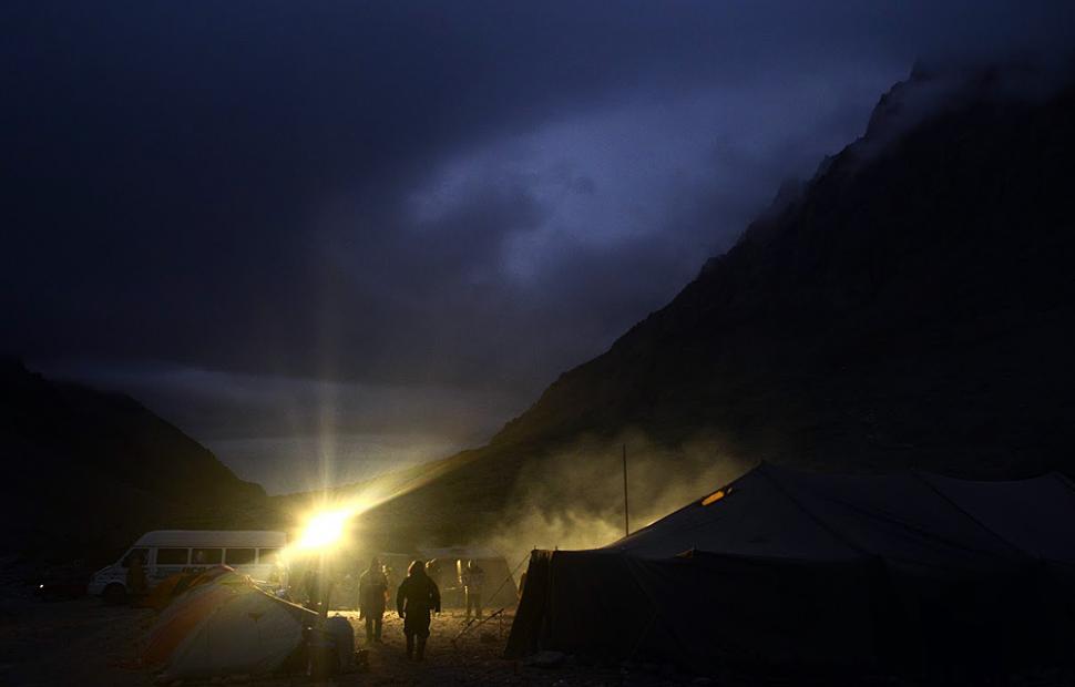 La noche cae sobre el vivac montado en el refugio Scaravelli. A modo de comodidades, el campamento incluye una tienda-comedor y un grupo electrógeno.