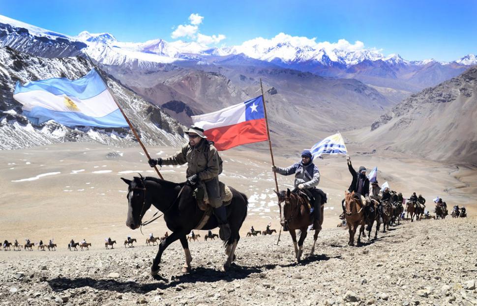 Las banderas encabezan la marcha durante la segunda jornada de la travesía por el paso El Portillo-Piuquenes.