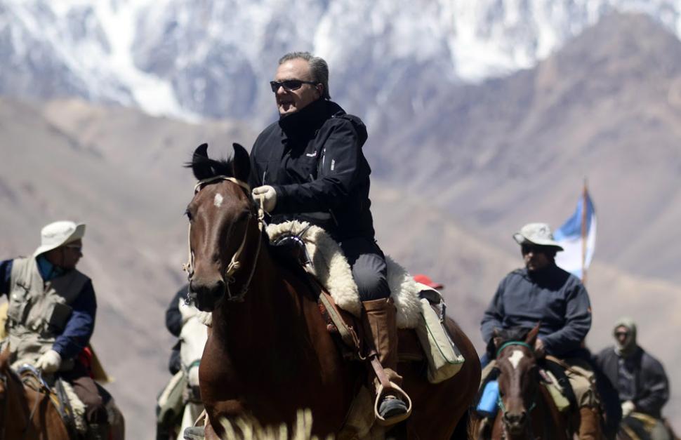 José Bereciartúa, secretario general de la Confederación Argentina de la Mediana Empresa, cabalga al frente de la caravana. Por Tucumán, integró la comitiva de empresarios Federico Bravo.