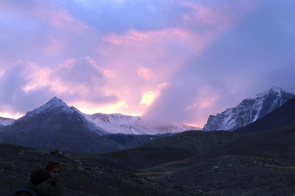 Cae el sol sobre los Andes. La postal fue capturada mientras la caravana se dirigía a El Caletón.