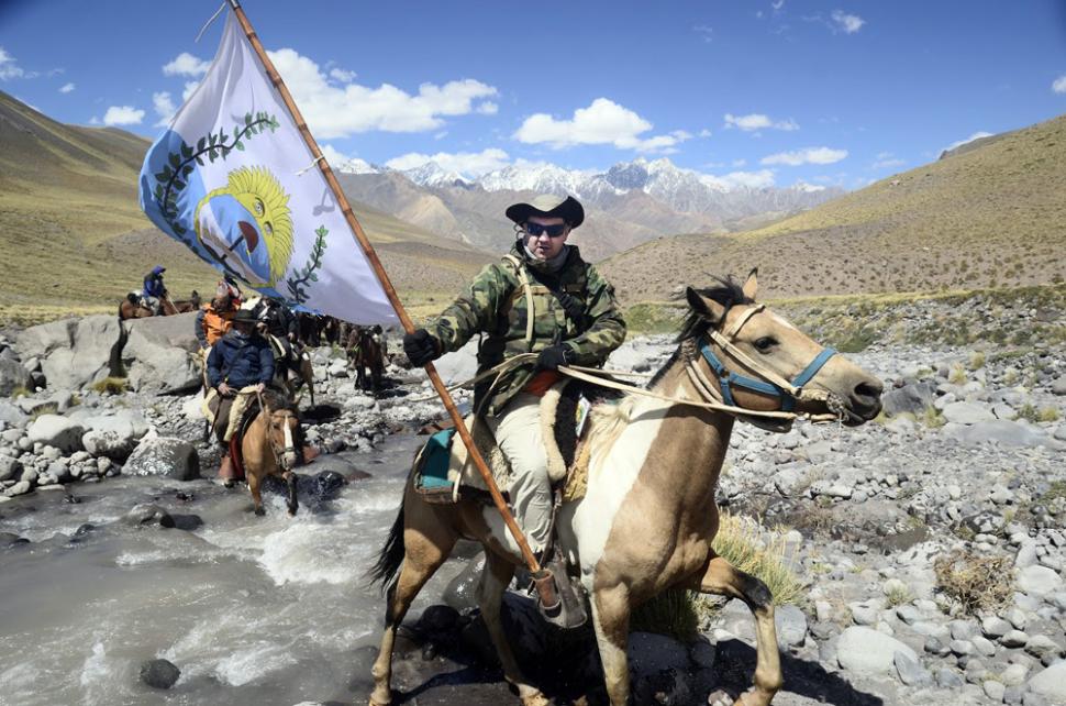 Sebastián Bel, expedicionario de la Confederación Argentina de la Mediana Empresa, con la bandera del Ejército de los Andes.