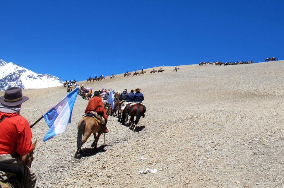 La última trepada lleva al hito internacional argentino-chileno. A partir de allí, cambia el país, pero la cordillera prosigue.