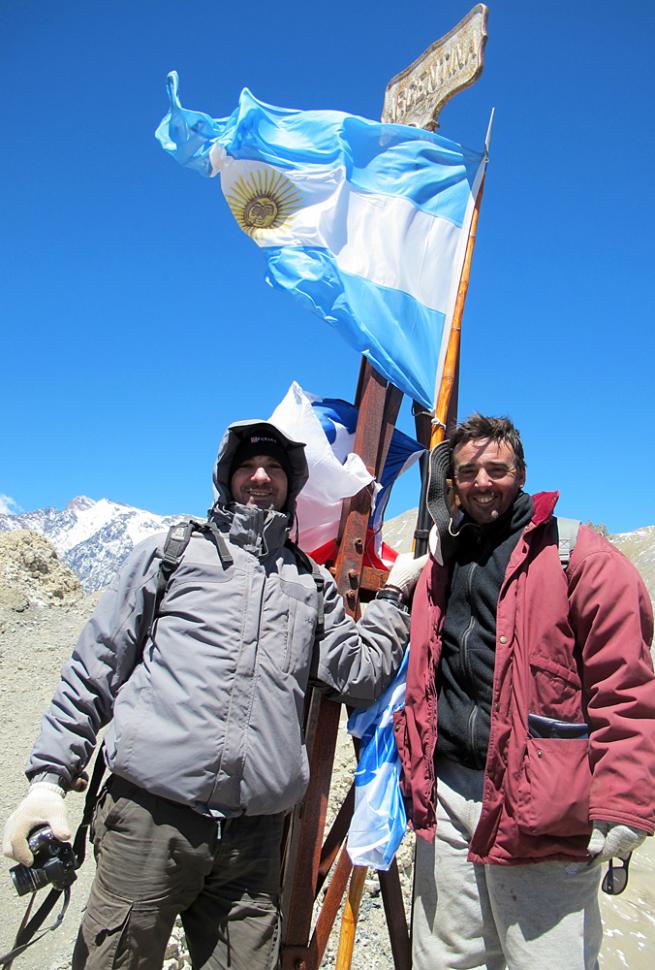 Los hermanos Matías y Ricardo Gerde, de la provincia de Buenos Aires, en el hito fronterizo.
