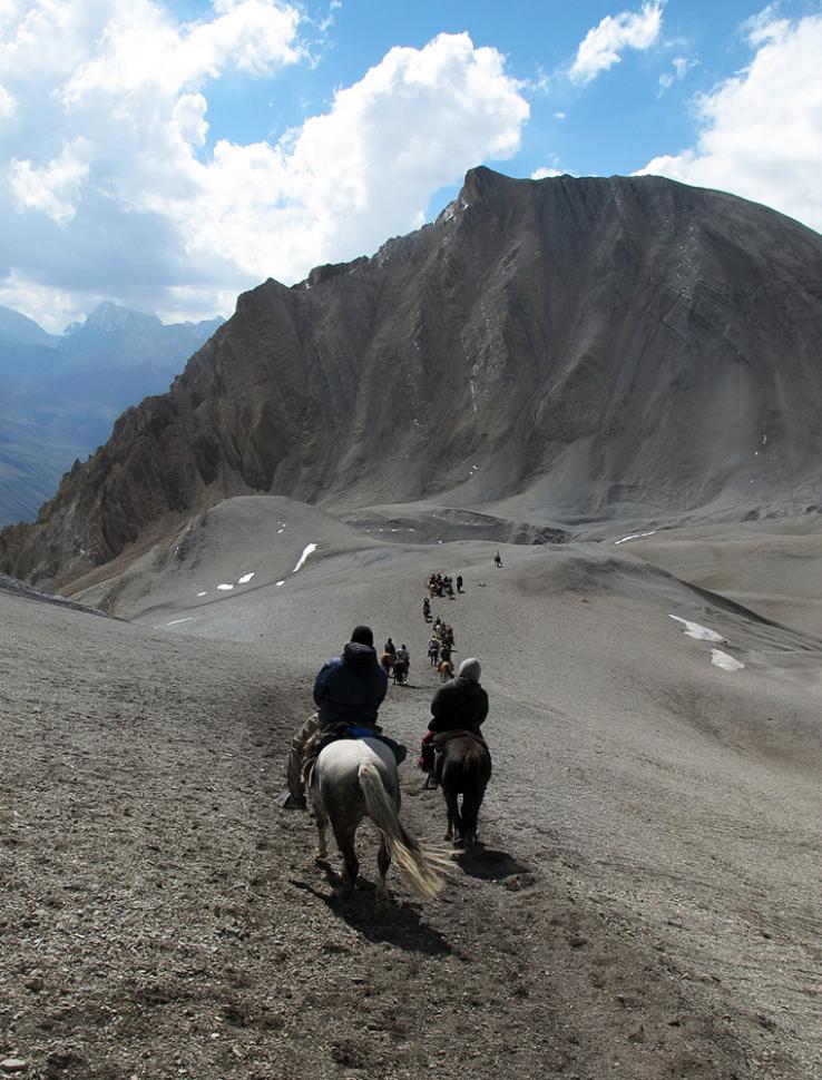 Caballos y jinetes emprenden la bajada hacia San Gabriel, primera localidad chilena.