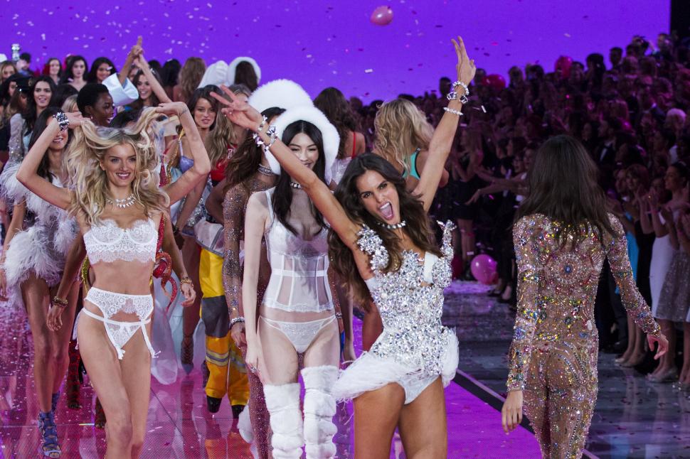 Las modelos celebran después de la presentación del Victoria's Secret Fashion Show en Nueva York. REUTERS/Lucas Jackson