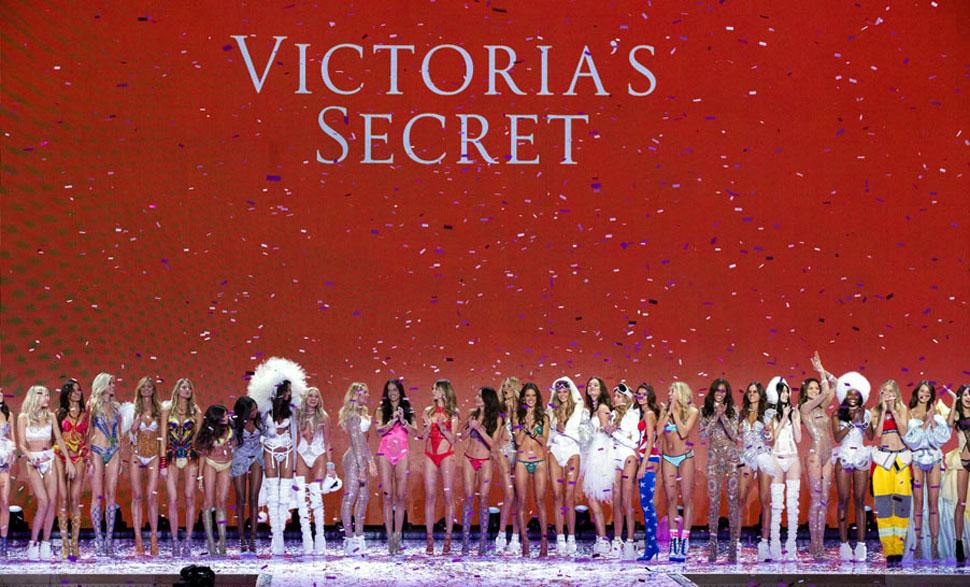 Las modelos celebran después de la presentación del Victoria's Secret Fashion Show en Nueva York. REUTERS/Lucas Jackson