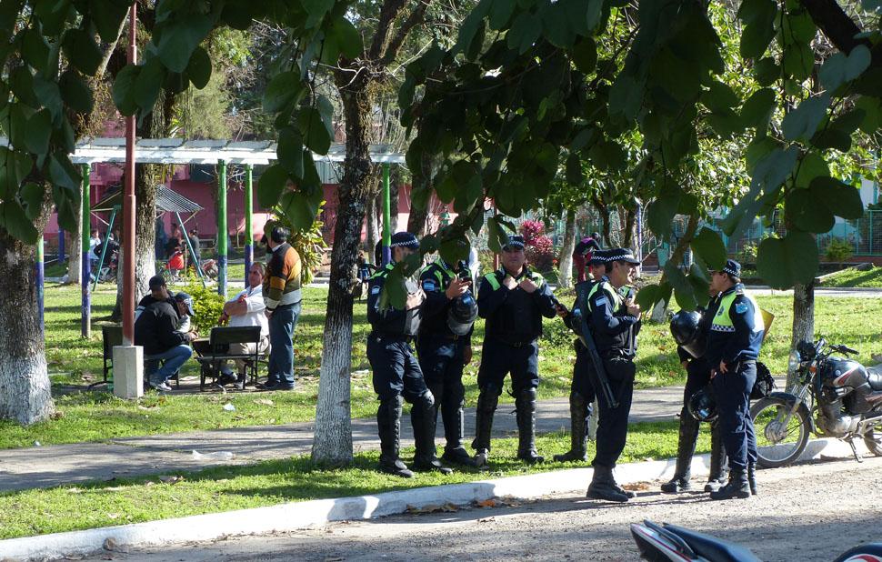 OPERATIVOS. La Policía, en las inmediaciones de una escuela tucumana. LA GACETA /  FOTO DE OSVALDO RIPOLL