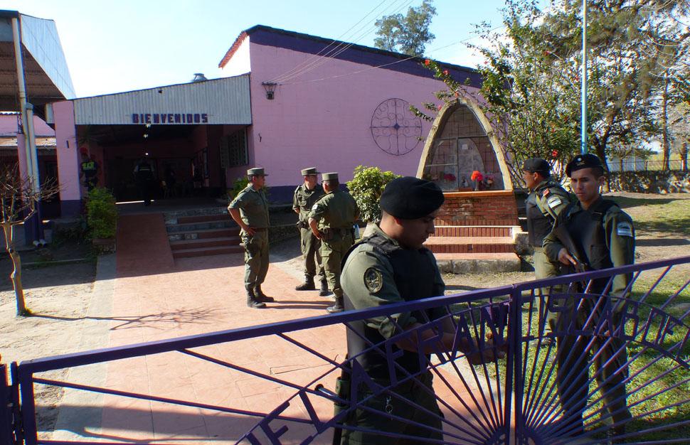 OPERATIVOS. Gendarmería, en una escuela tucumana. LA GACETA /  FOTO DE OSVALDO RIPOLL
