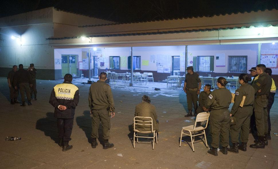 DESPUÉS DEL ATAQUE. Policías y gendarmes custodian una escuela atacada en San Pablo. LA GACETA /  FOTO DE DIEGO ARAOZ