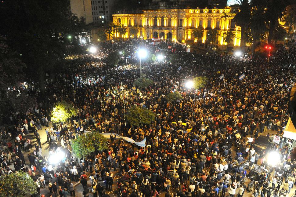 UN MAR DE GENTE. Miles de personas, en la plaza Independencia. LA GACETA /  FOTO DE HÉCTOR PERALTA