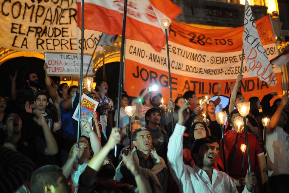 BANDERAS. Los políticos opositores también estuvieron presentes en la plaza. LA GACETA /  FOTO DE INES QUINTEROS ORIO