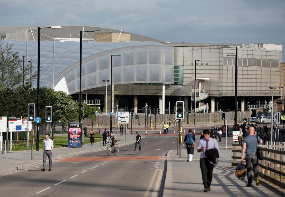 El Manchester Arena, los transeúntes caminan para ir a trabajar mientras la Policía acordona el estadio. REUTERS