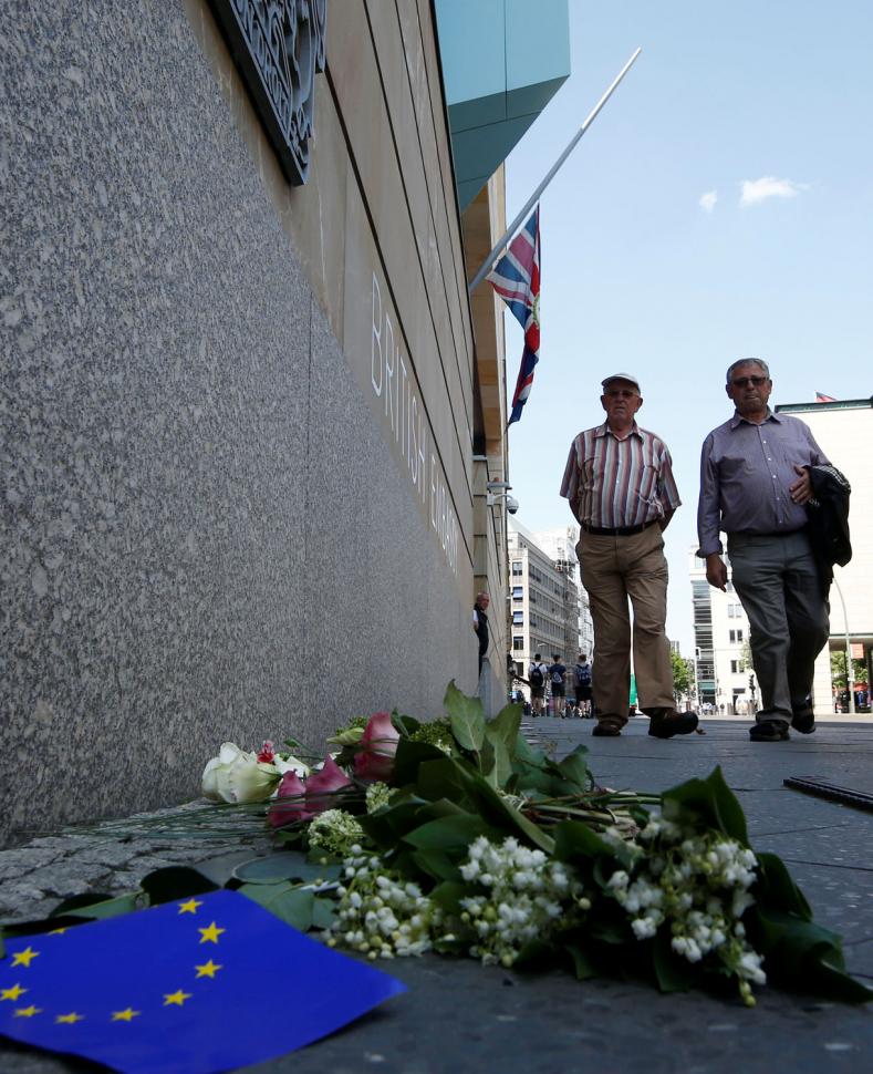 Las flores en homenaje a las víctimas del atentado en Manchester se ven delante de la embajada británica en Berlín, Alemania. REUTERS