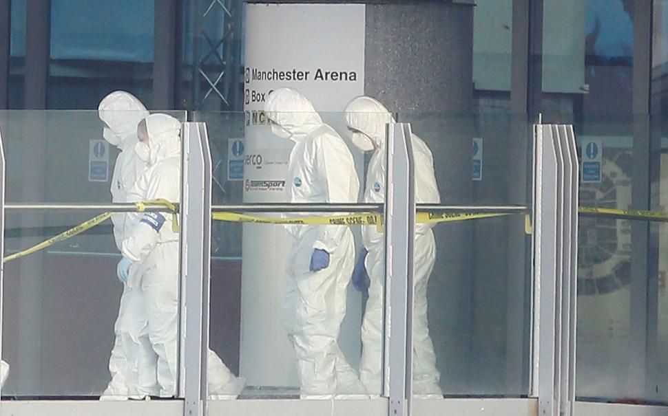Investigadores forenses trabajan en la entrada del Manchester Arena. REUTERS