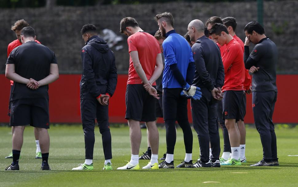 Los jugadores y el personal del Manchester United se ponen de pie para un minuto de silencio durante el entrenamiento en honor a las personas muertas y heridas en el atentado. REUTERS