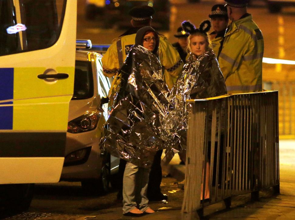 Dos mujeres envueltas en mantas térmicas, cerca del Manchester Arena. REUTERS