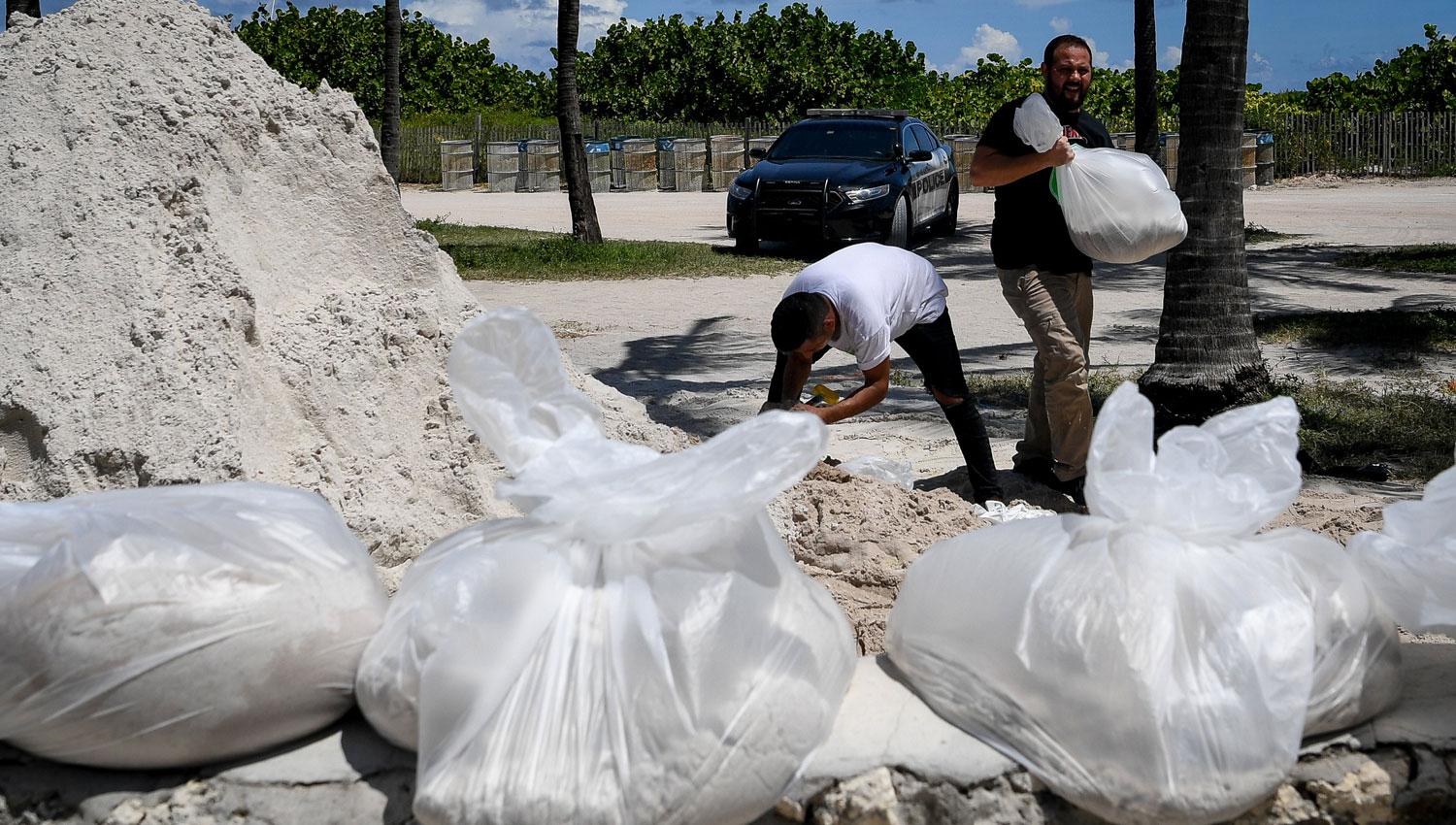 Vecinos de Miami Beach arman defensas para protegerse de la tormenta. REUTERS
