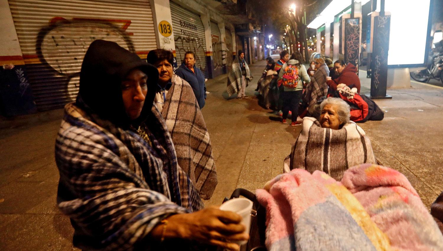 MIEDO. Un grupo de personas pasó la noche en las calles de México DF. REUTERS