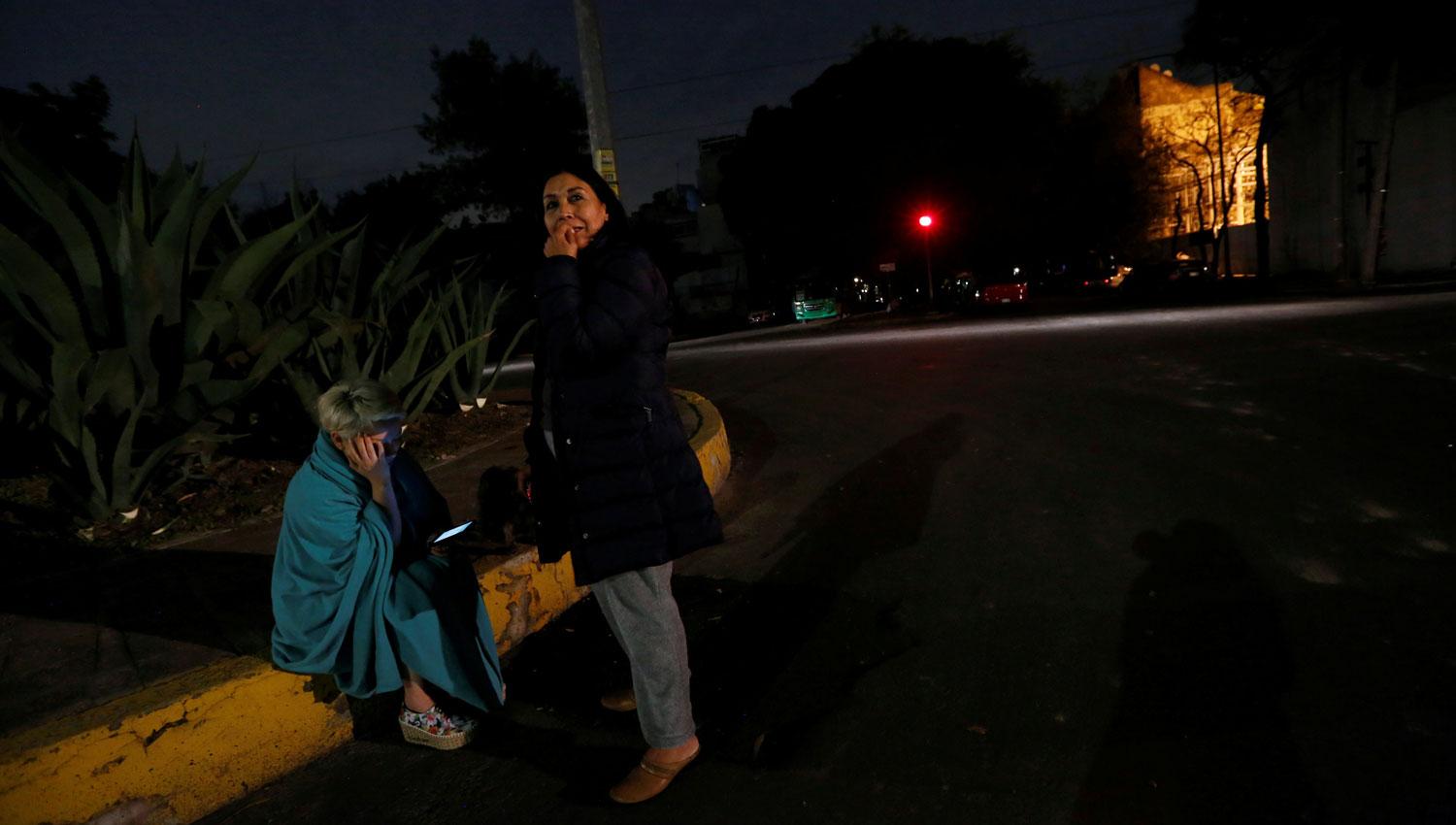 HUYERON A LA CALLE. Dos personas asustadas luego del terremoto en México DF. REUTERS