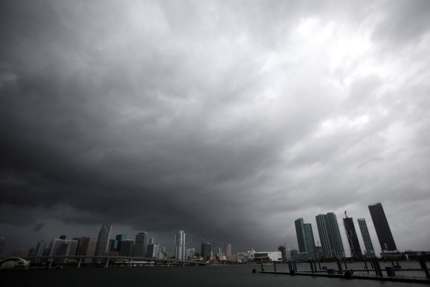 CIELO OSCURO. Miami amaneció cubierto por nubes negras. REUTERS