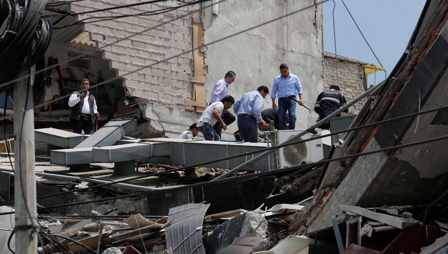 Los rescatistas buscan sobrevivientes entre los escombros. REUTERS