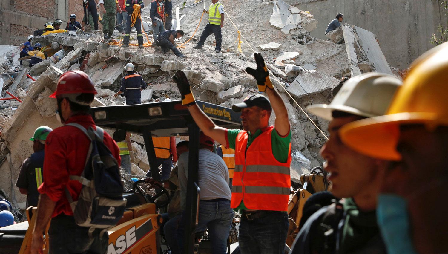 Los rescatistas piden silencio para intentar escuchar si hay sobrevivientes entre los escombros. REUTERS