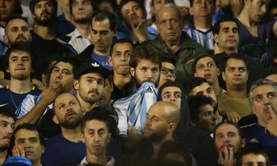Argentina contra Perú en La Bombonera. Hinchas argentinos. FOTO TOMADA DE REUTERS.