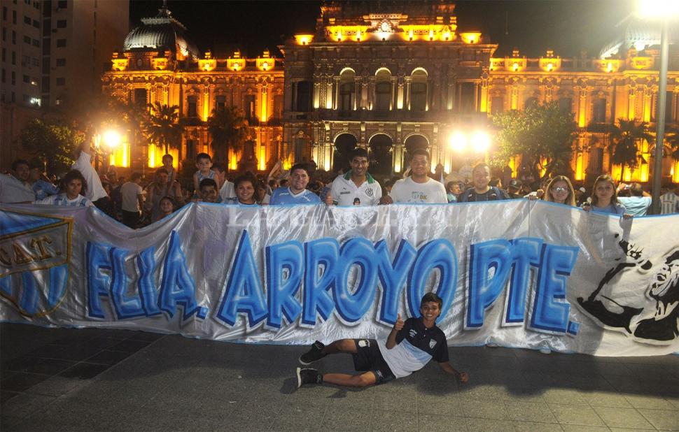 Los hinchas de Atlético llegaron a la Plaza Independencia para seguir festejando