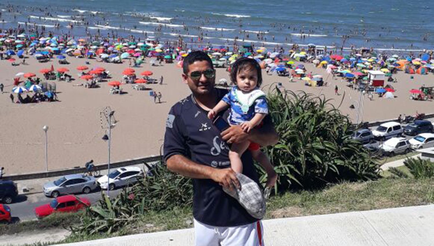 Junto a su hijo Lucas, pasean en Mar del Plata, Buenos Aires.