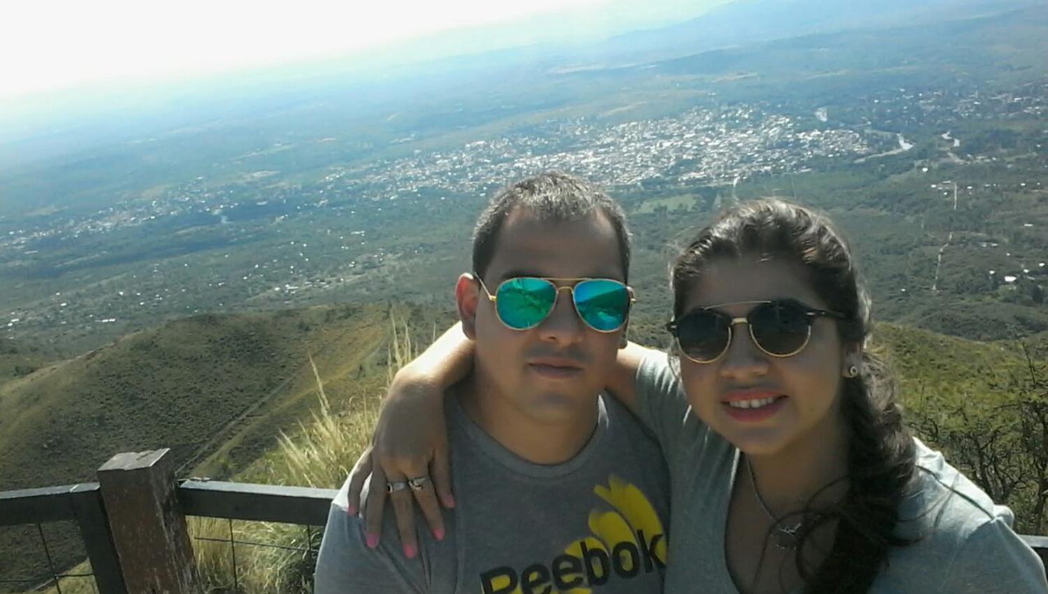 Yanina y Daniel saludan desde el cerro Pan de Azucar, Cosquin, Córdoba.