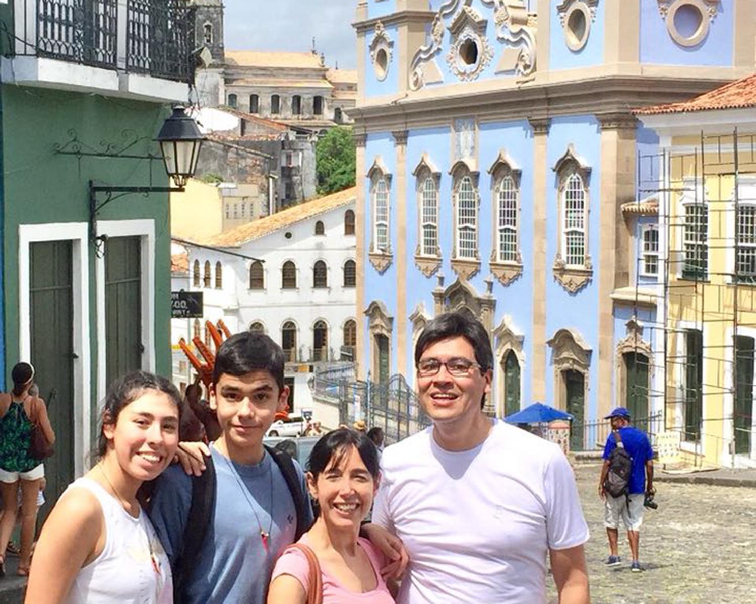 Marcos, Patricio y Maria Victoria Lizondo , y Alejandra Sastre comparten sus vacaciones desde Pelourinho, Salvador de Bahía, Brasil.