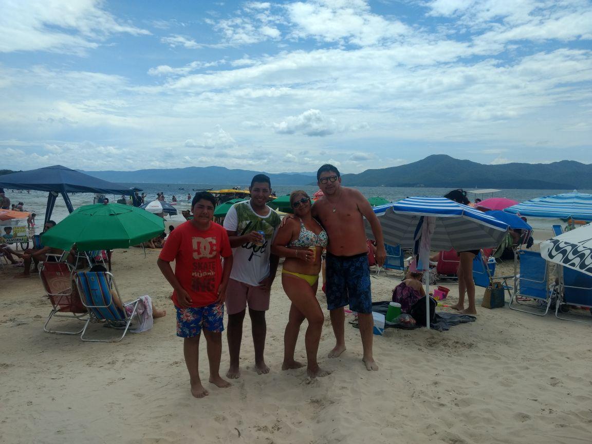 Guillermo, Cristina, Lautaro y Rodrigo en Playa Daniela, Florianópolis 
