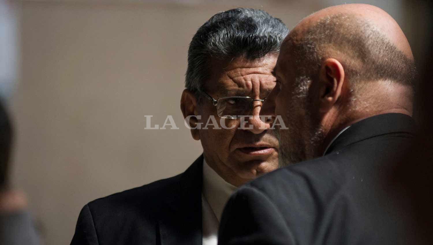 Héctor Brito, ex jefe de la Unidad Regional Norte, y su abogado Cergio Morfil. LA GACETA / FOTO DE JORGE OLMOS SGROSSO