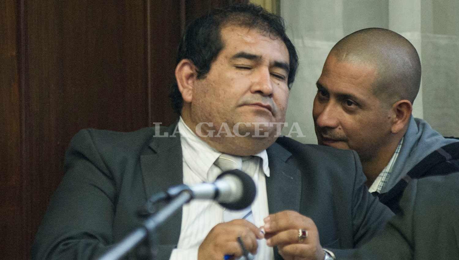 El imputado Roberto Luis Gómez y su abogado defensor. LA GACETA / FOTO DE JORGE OLMOS SGROSSO