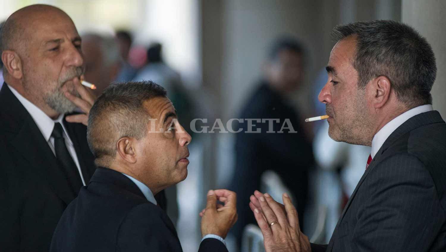 Los abogados defensores Morfil y Carlino hablan durante un cuarto intermedio con el fiscal de Instrucción Diego López Ávila. LA GACETA / FOTO DE JORGE OLMOS SGROSSO