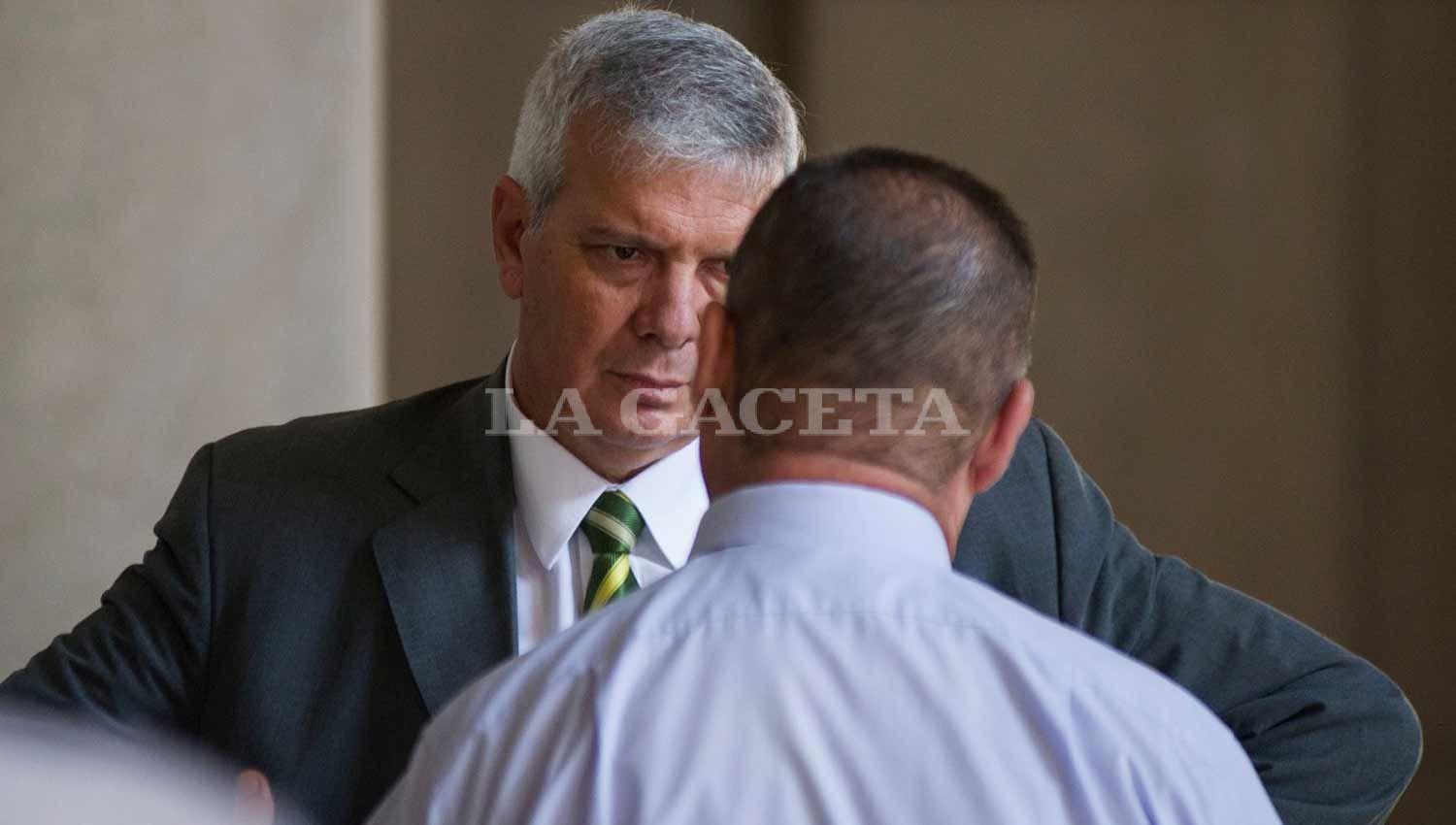 El ex jefe de policía Hugo Sánchez conversa con el ex subjefe Nicolás Barrera. LA GACETA / FOTO DE JORGE OLMOS SGROSSO