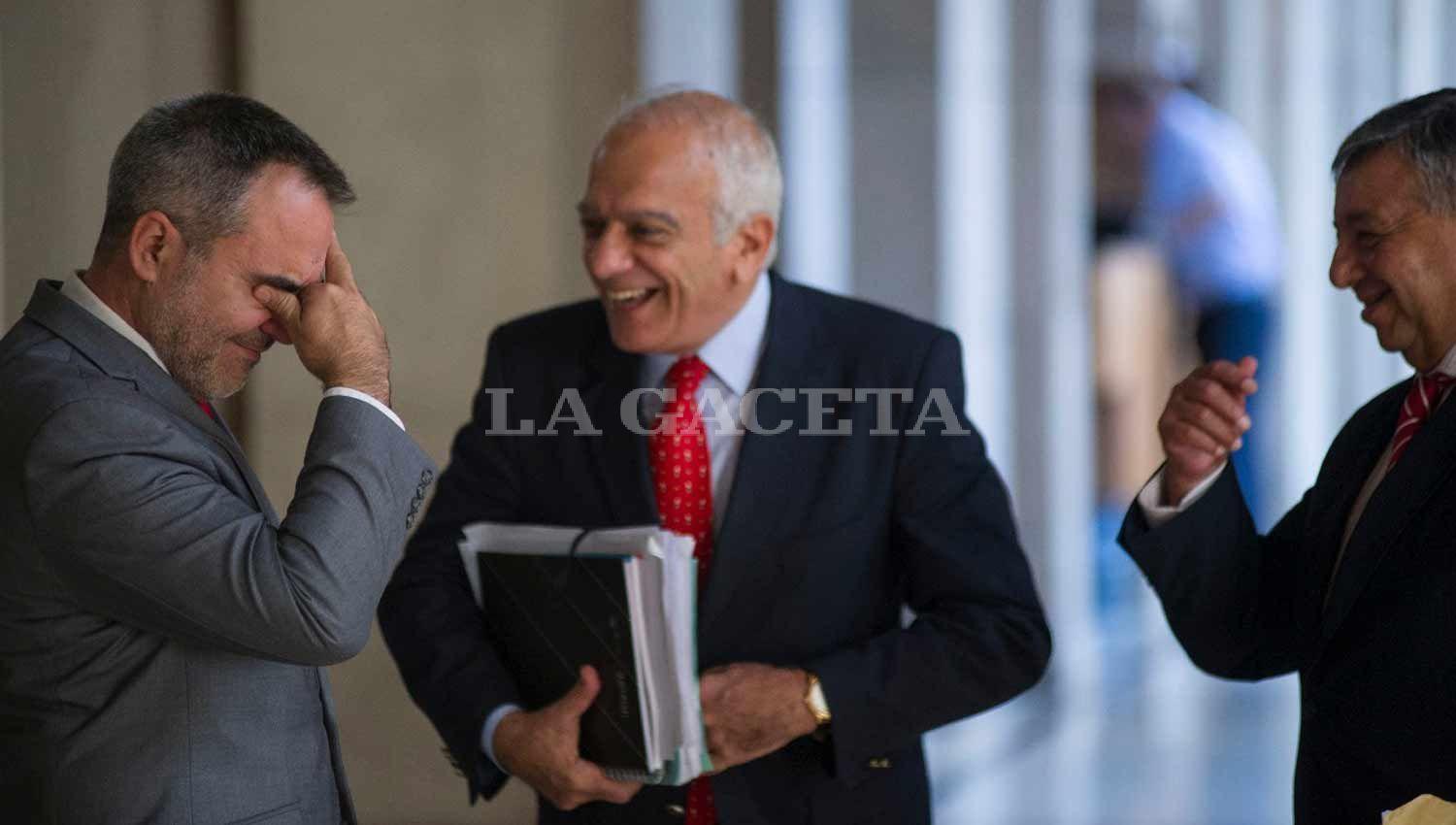 El fiscal Diego López Ávila y los abogados querellantes Mrad y Tejerizo. LA GACETA / FOTO DE JORGE OLMOS SGROSSO