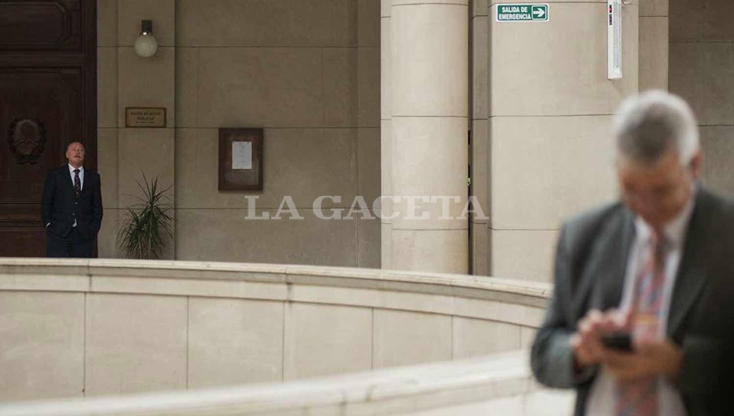 El imputado, Eduardo Di Lella, ex secretario de seguridad de la Provincia, mantiene distancia de los demás acusados durante los cuartos intermedios. LA GACETA / FOTO DE JORGE OLMOS SGROSSO