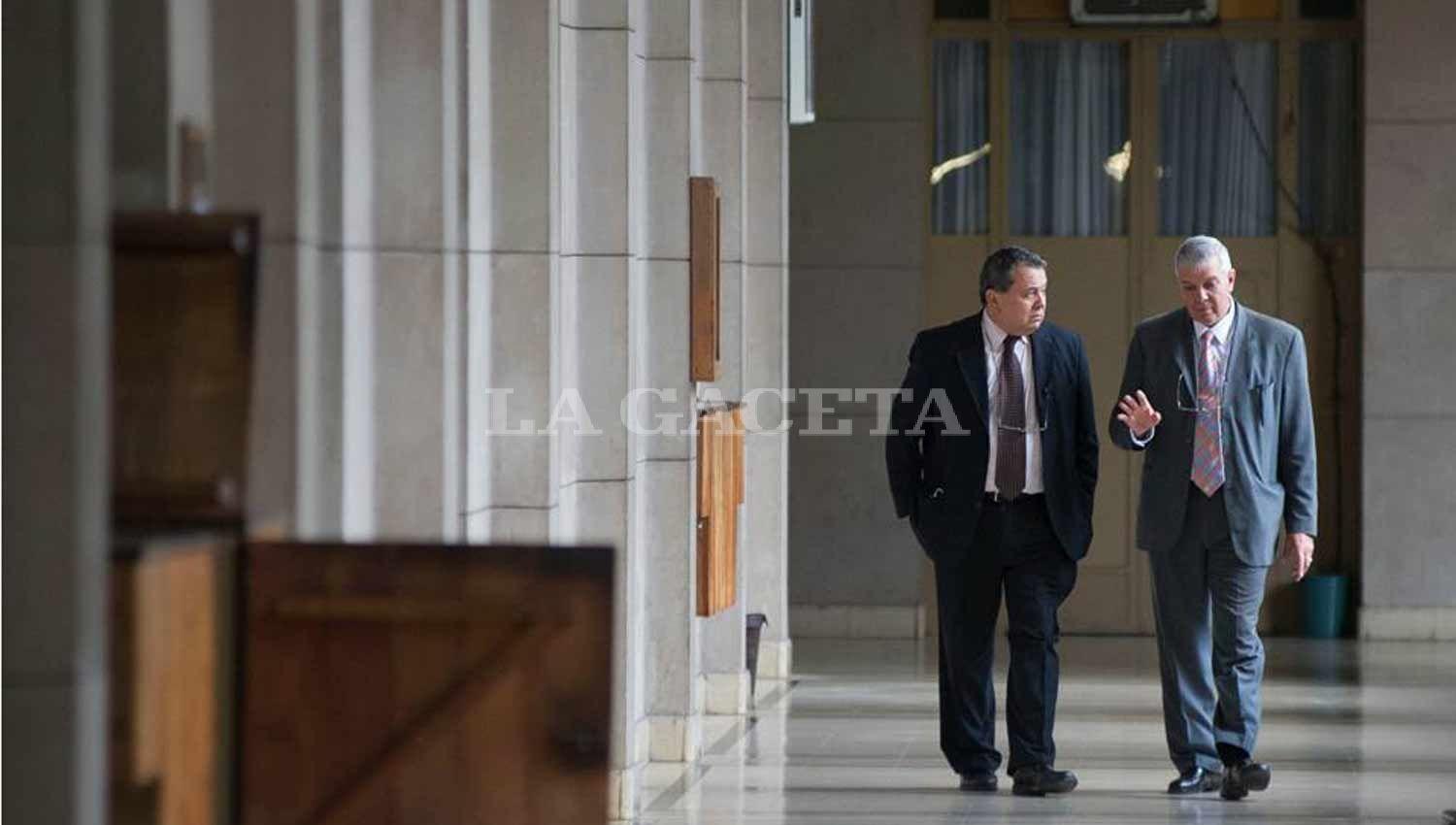 El ex jefe de policía Hugo Sánchez y su abogado defensor, Andrada Barone. LA GACETA / FOTO DE JORGE OLMOS SGROSSO
