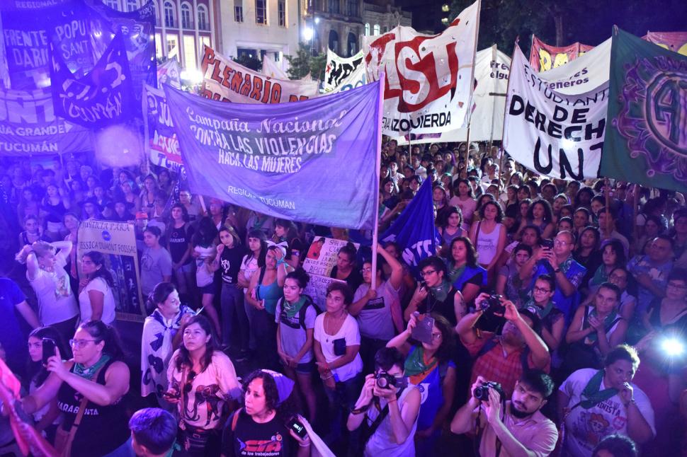 Miles de mujeres en la plaza Independencia en la marcha por el Día de la Mujer. FOTO DE INÉS QUINTEROS ORIO