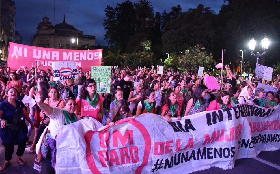 Así llegaban a plaza Independencia las miles de mujeres que marcharon en su día. FOTO DE INÉS QUINTEROS ORIO