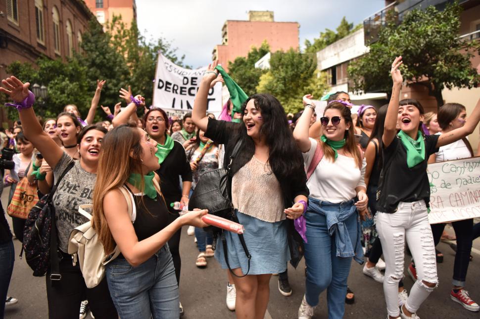 Desde plaza Urquiza a la plaza Independencia marcharon miles de mujeres reclamaron por sus derechos. FOTO DE INÉS QUINTEROS ORIO