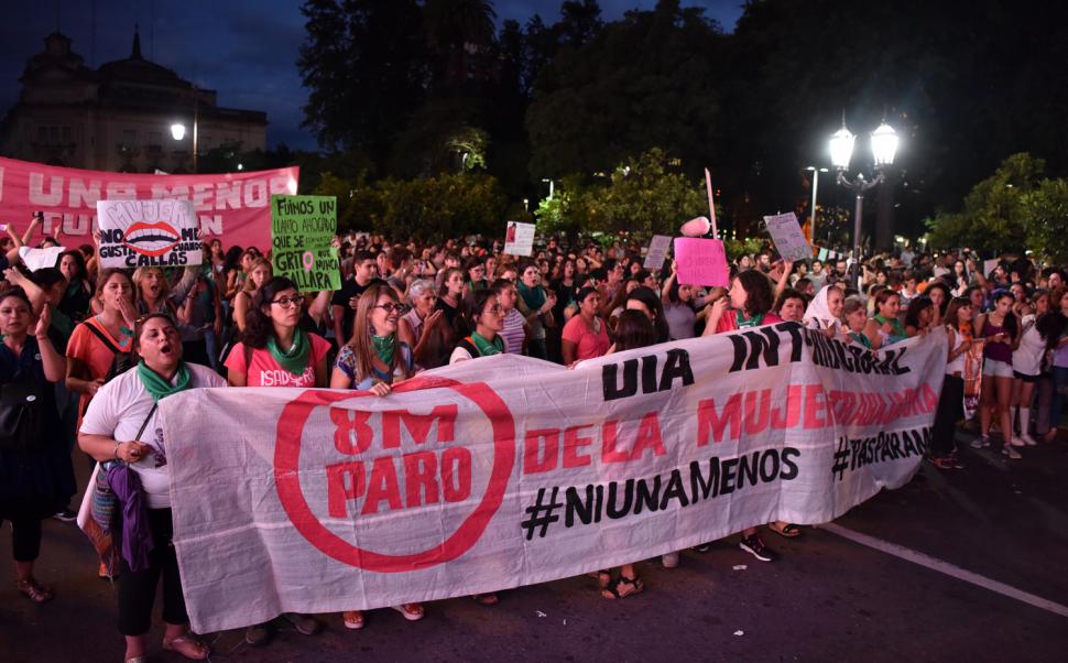 Las mujeres reclamaron el aborto legal entre otros puntos en la marcha del Día de la Mujer en la Plaza Independencia. FOTO DE INÉS QUINTEROS ORIO